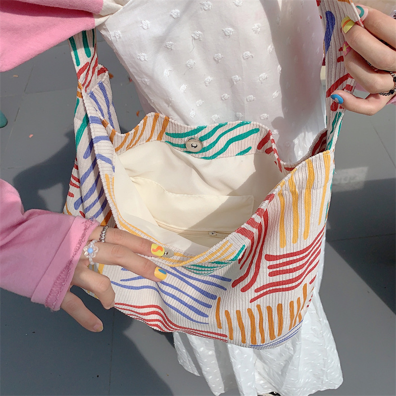 35201 New striped single-shoulder bag for work and commuting, crossbody bag, 2023 color-blocking large-capacity shopping bag for strolling Application Scenario