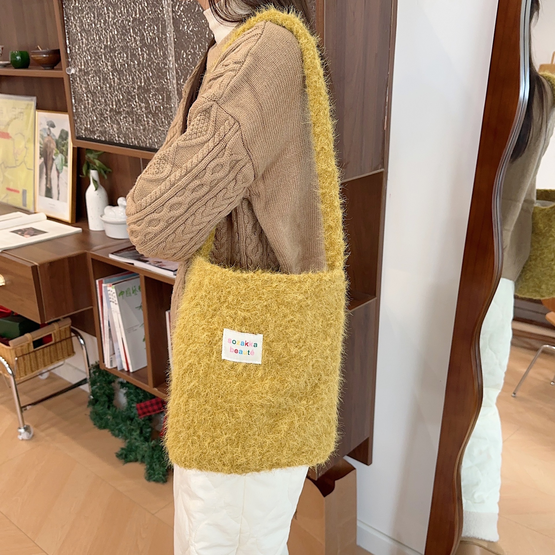 4113 Winter New Korean version soft and soft yellow fur bag, single-shoulder bucket underarm bag, large capacity commuter tote bag Item Picture