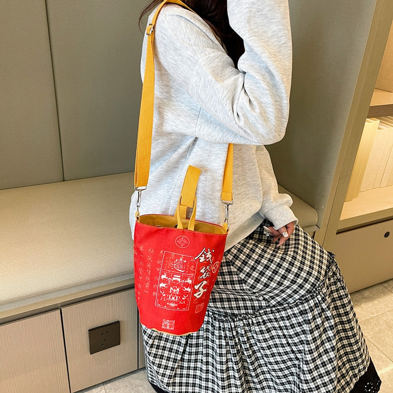 A new Chinese-style crossbody bag, a golden snake New Year's Eve gold ingot, a hand-held shoulder bag for making money and getting rich quickly, and a cloth bag for traveling and shopping details Picture
