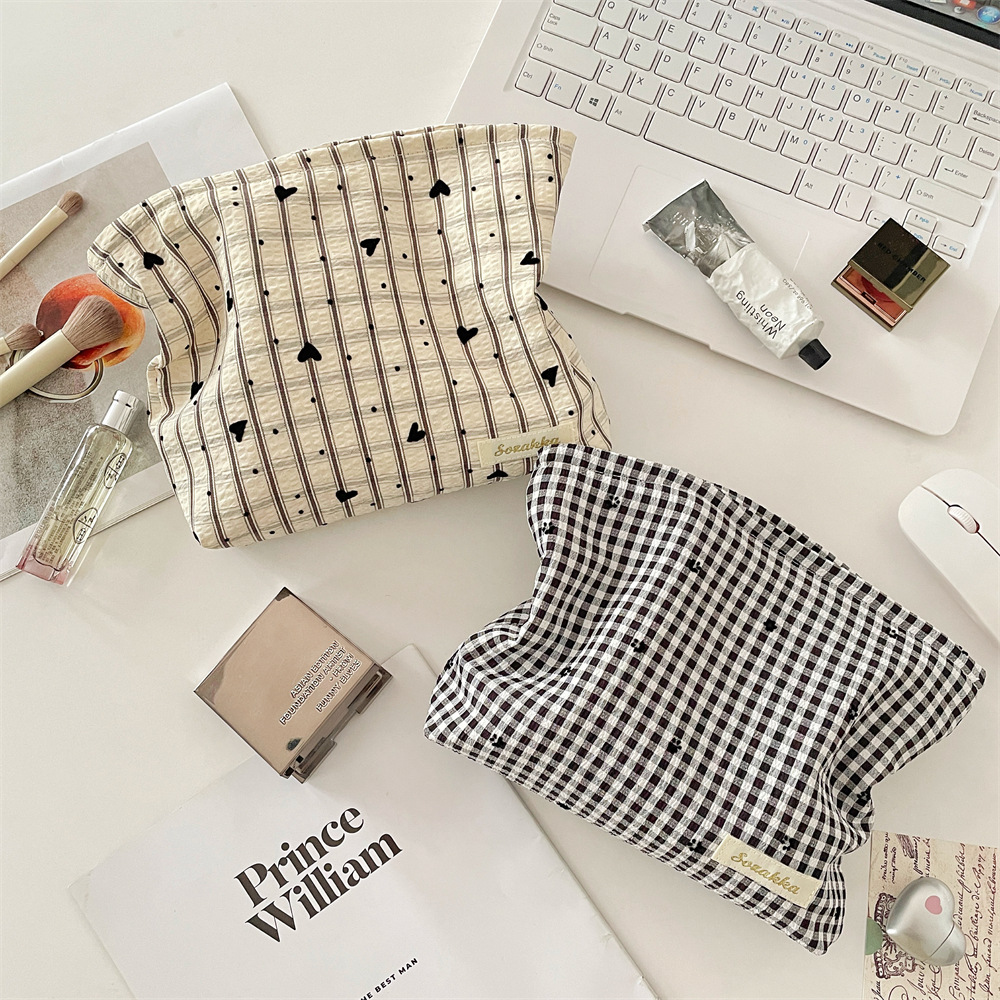 5745 Square Heart-shaped Makeup Bag, a simple, portable and large-capacity skincare and toiletry storage bag for women, Japan and South Korea on Instagram Specification drawing
