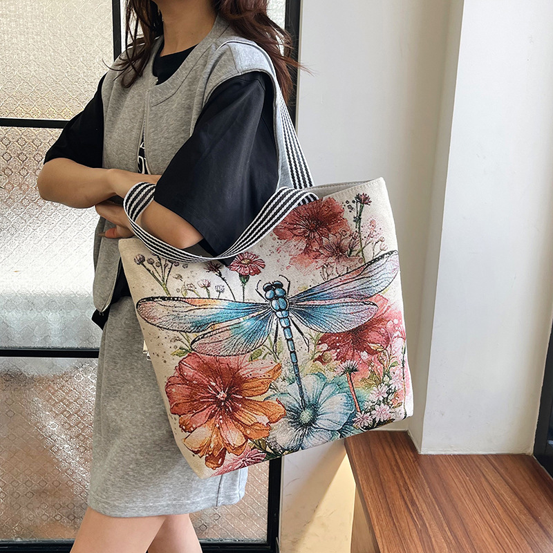 A new cross-border single-sided embroidered ethnic sail fabric bag has been released. It is a fashionable women's single-shoulder bag with gold thread embroidery details Picture