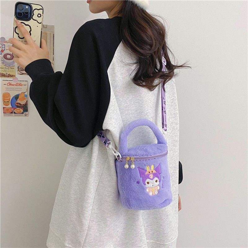Cute plush strawberry bear bucket bag, cartoon girl hand-held small bag, new soft girl student crossbody bag wholesale Specification drawing