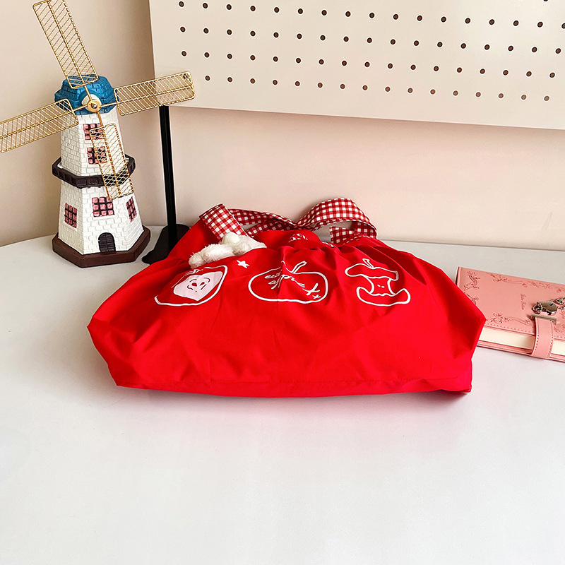 Cute and laid-back tote bag 2025 new style Korean Instagram versatile red apple bag Women's large-capacity single-shoulder bag Application Scenario