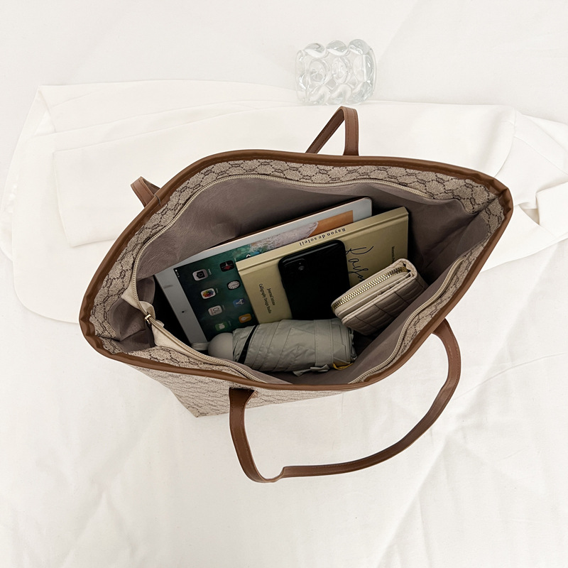 A simple and fashionable large-capacity bag for women in 2025, a trendy six-year tote bag for women, a large-capacity single-shoulder bag for commuting Application Scenario