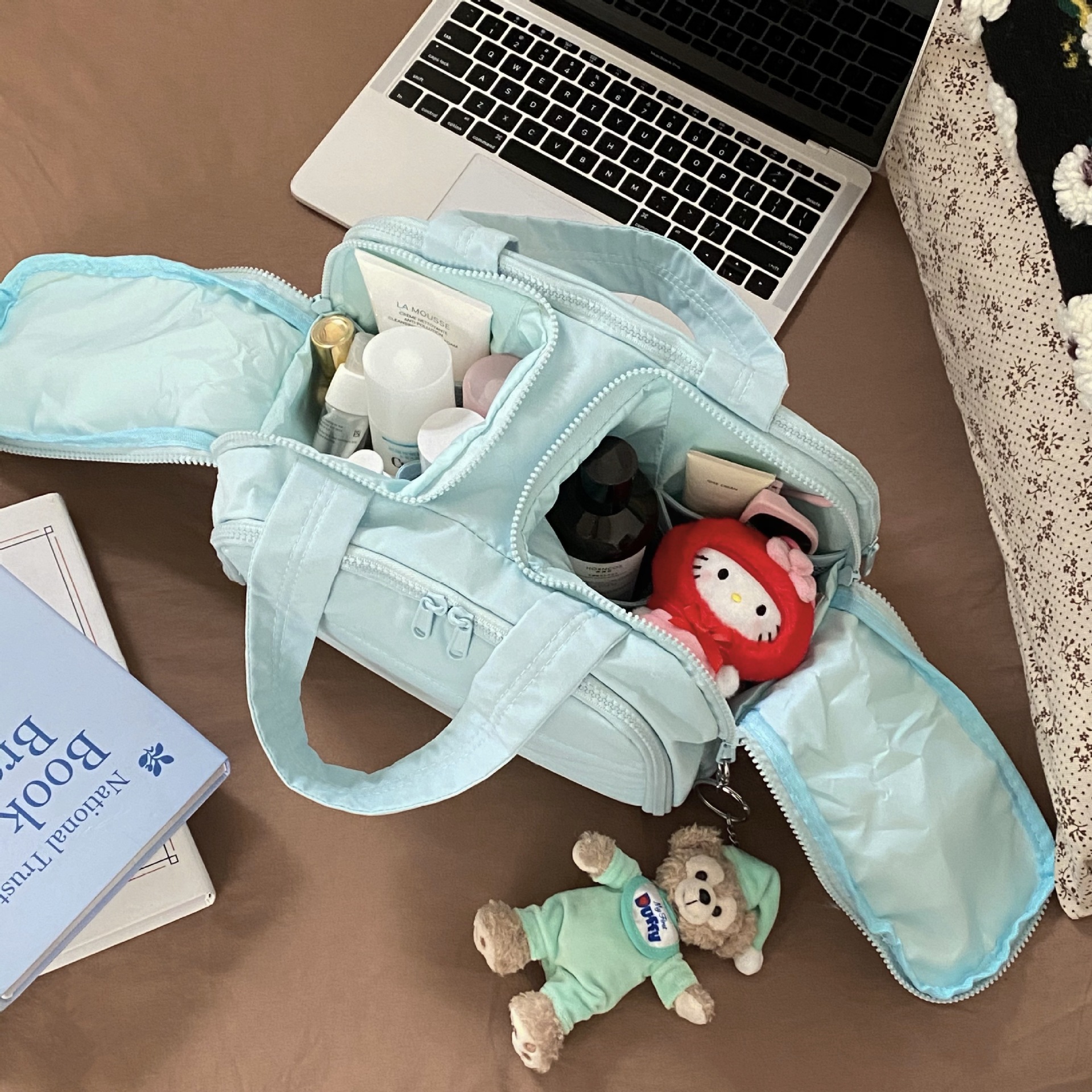 Xiaohongshu's same style makeup bag for women, large-capacity skin care product storage bag, makeup brush divided into sections, travel and outdoor toiletries bag Specification drawing