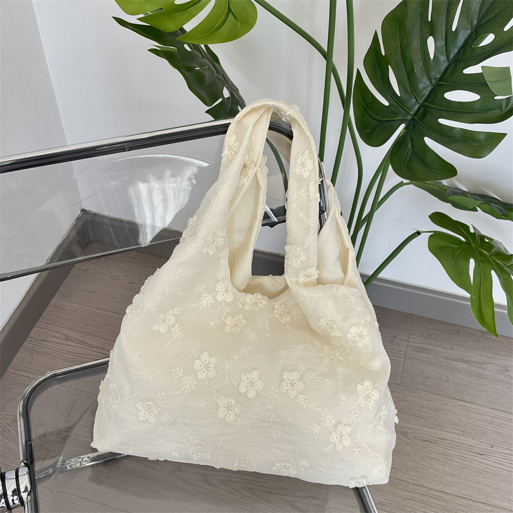 54212 New embroidered artistic and fresh fairy fabric bag, single-shoulder handbag, large-capacity commuting vest bag Application Scenario