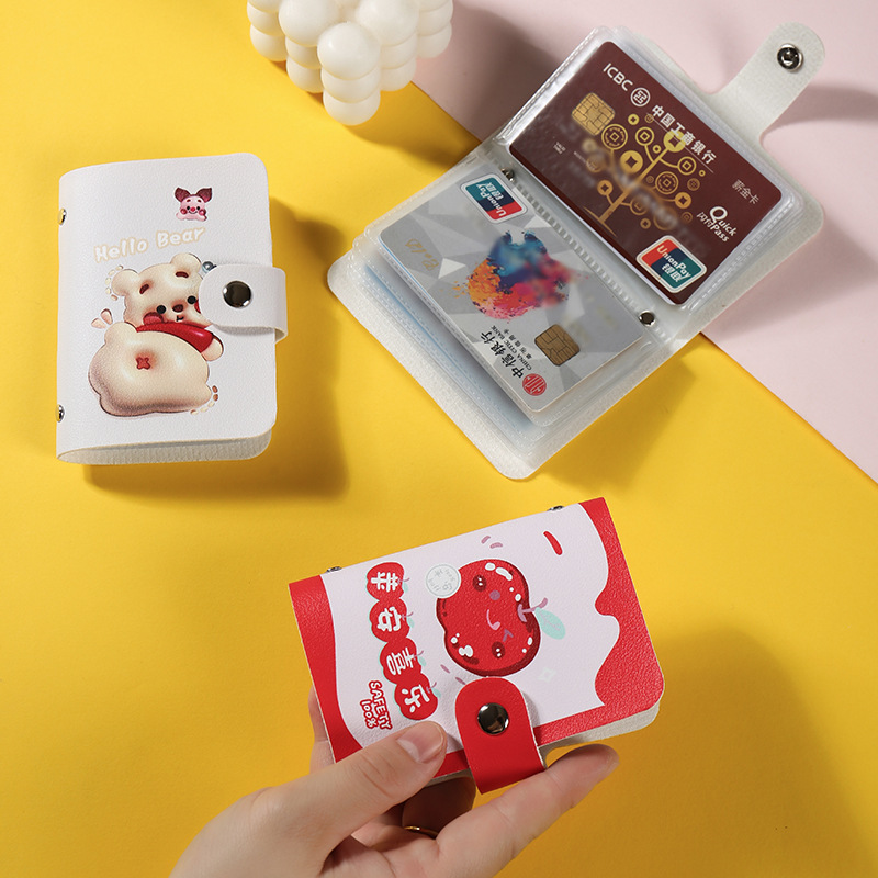 This is a popular foreign trade product, a compact, multi-slot, large-capacity driver's license holder, and a portable anti-demagnetization bank card case Application Scenario