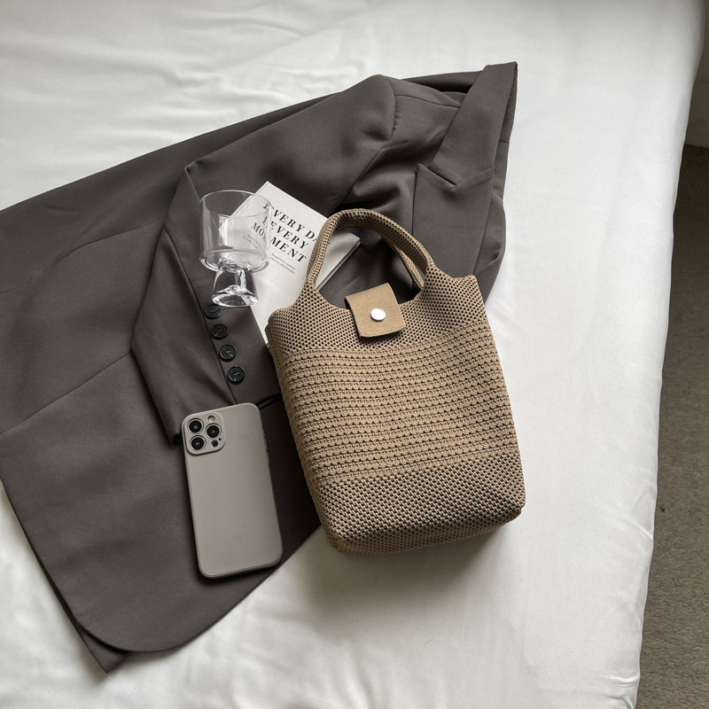 A new stylish tote bag with simple letters for casual shopping, featuring a niche Instagram style for going out details Picture