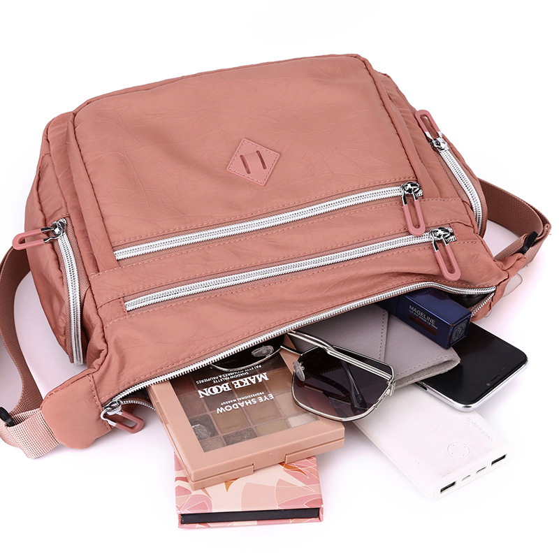 Colorful Fox Multi-layer large-capacity single-shoulder bag, women's outdoor casual water-resistant crossbody bag, simple bag Application Scenario