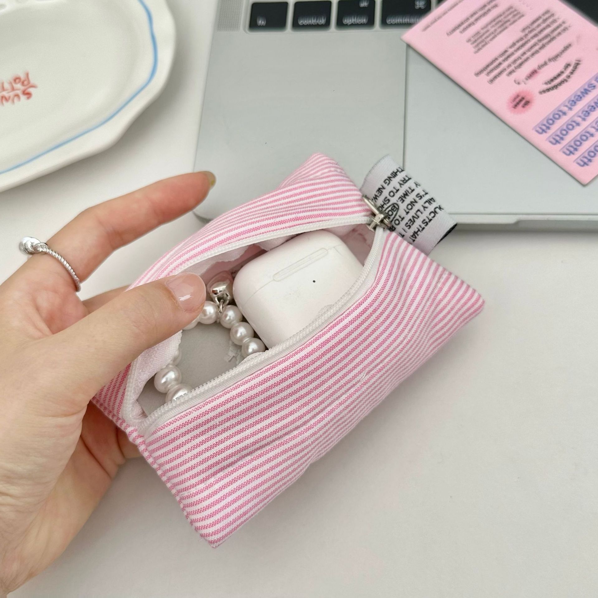 The cute and fresh cloud-shaped coin purse has a high appearance level. It features a striped mini card bag that can be used to hang small sundries. It is a hand-held bag with loose change Application Scenario