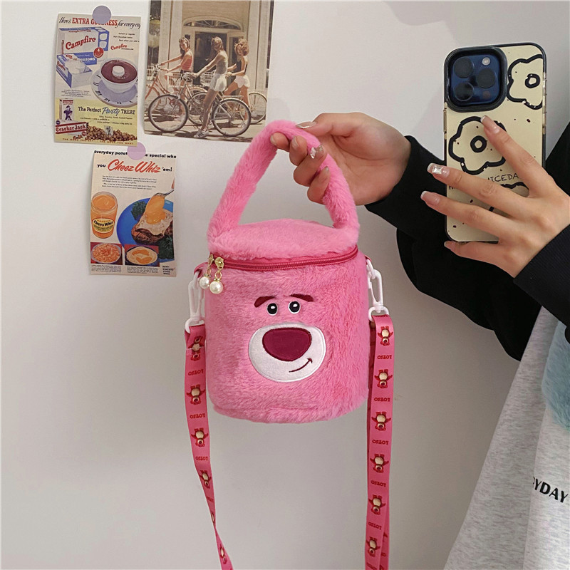 Cute plush strawberry bear bucket bag, cartoon girl hand-held small bag, new soft girl student crossbody bag wholesale full figure