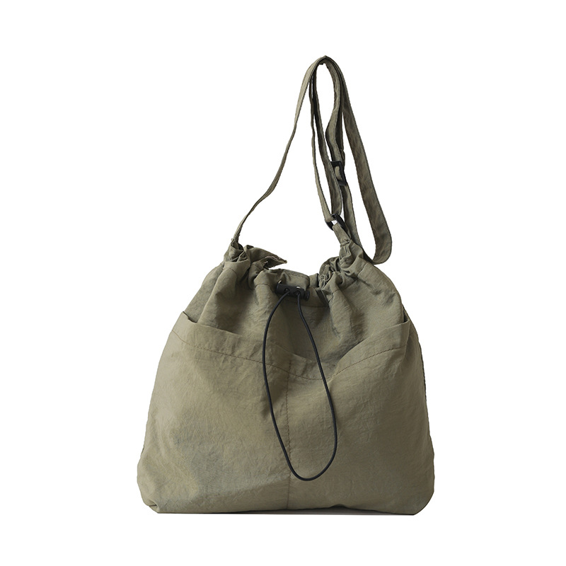 A stylish single-shoulder crossbody bag for 2024, a large-capacity casual commuting bag for classes, and a beautiful and fashionable underarm bag for women Item Picture