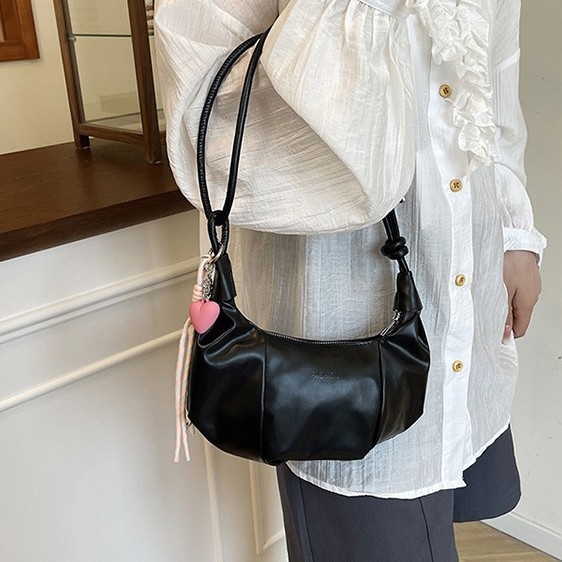 This year, the crescent-shaped dumpling bag, a niche design, a French underarm bag with a high-end feel, and a single-shoulder crossbody bag for commuting fashion are all in vogue Application Scenario