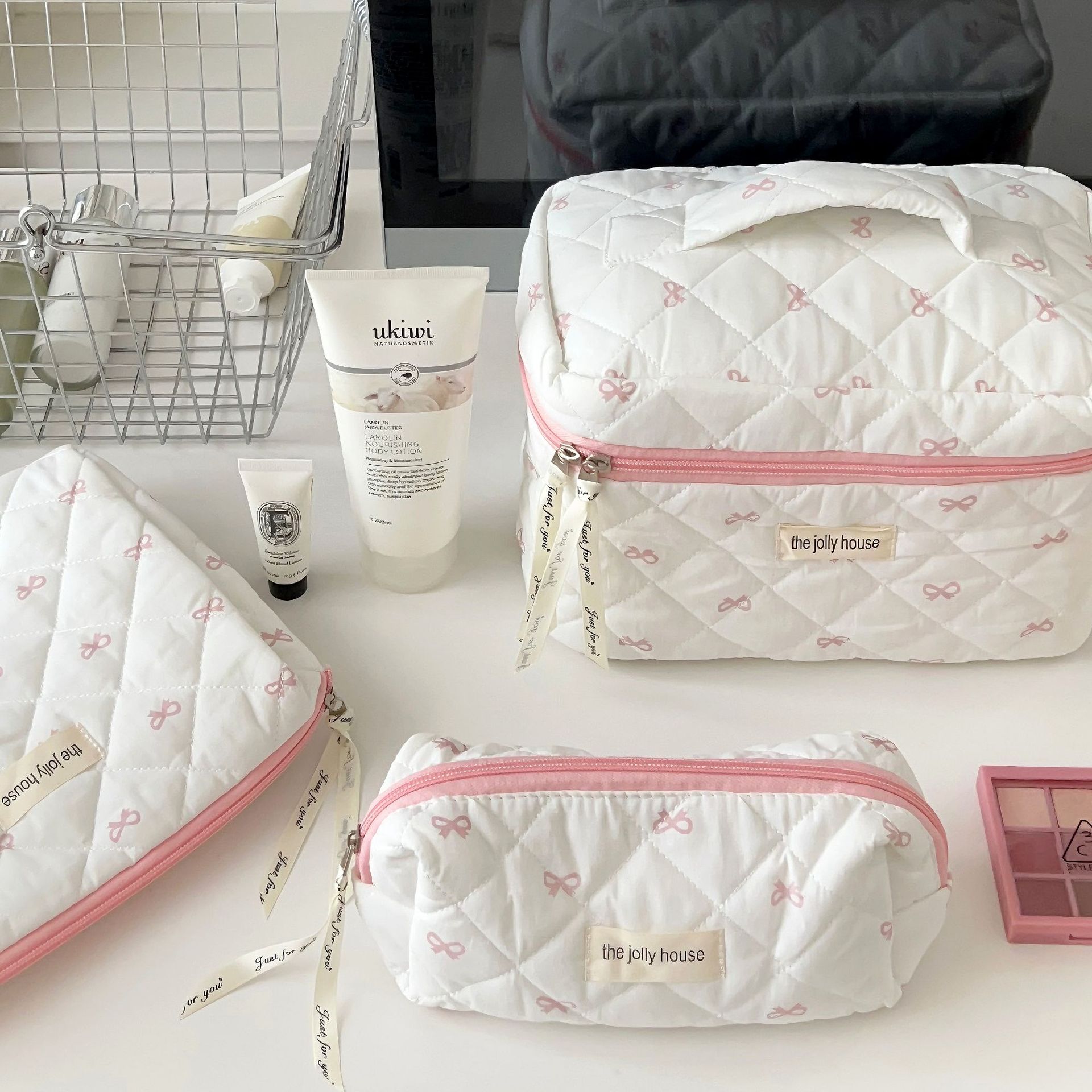 High appearance level bow makeup bag, girlish and portable large-capacity travel cosmetics and toiletries storage bag Application Scenario