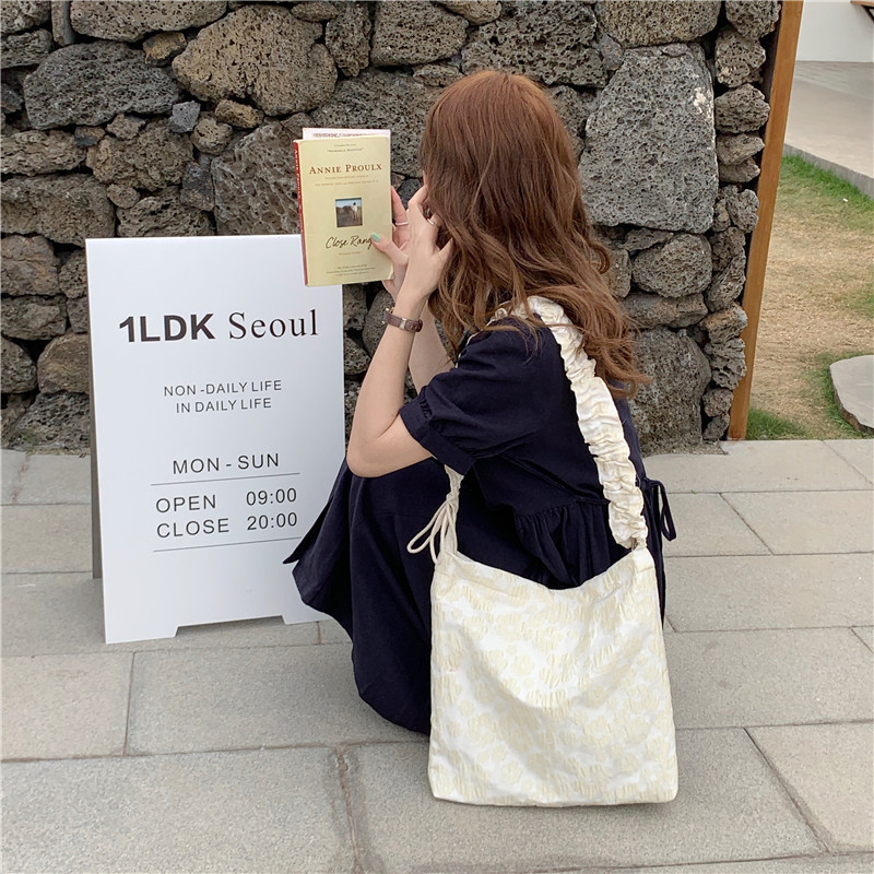 1513 Trendy Internet celebrity pull-out choux pastry flower crossbody bag, Korean cute girl pink pleated shoulder strap single-shoulder bag wholesale details Picture