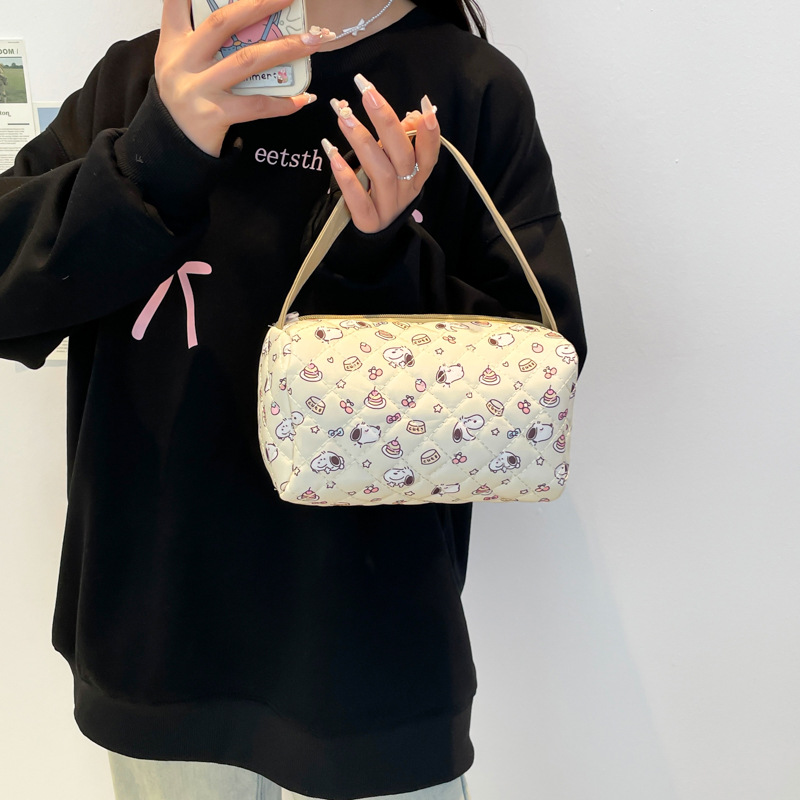 The new cartoon portable makeup and toiletry bag, a fashionable travel storage bag, and a large-capacity three-dimensional handbag are selling well for women Specification drawing