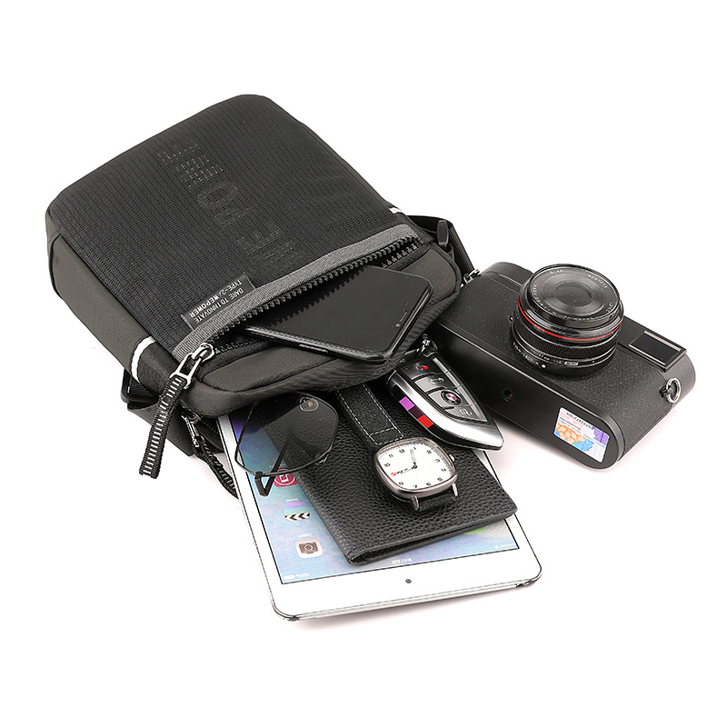 Wepower's new men's nylon single-shoulder bag is a casual and fashionable crossbody bag with a unique and trendy vertical style Specification drawing