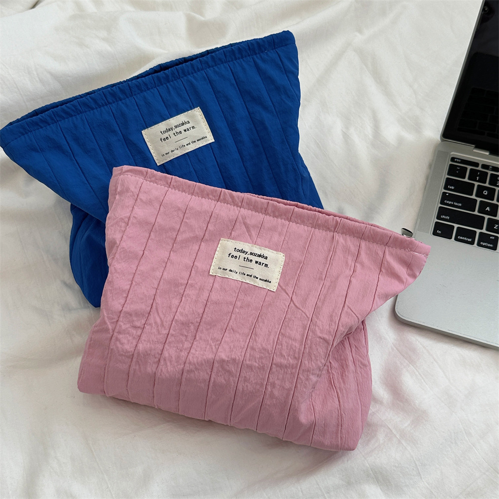 49181 Simple solid color striped makeup bag, portable large-capacity cosmetics bag, storage bag, large inner liner bag Application Scenario