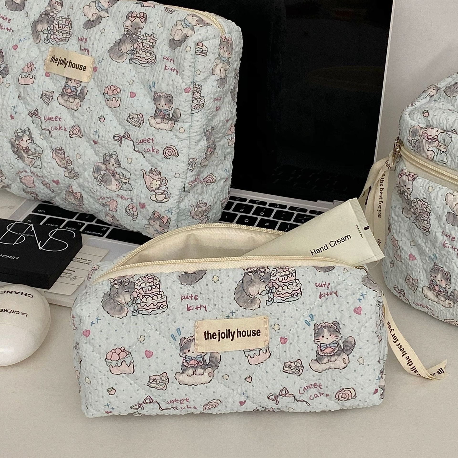 High-appearation-level cat makeup bag, women's bubble foam large-capacity travel portable cosmetics storage bag, hand-held makeup bag Application Scenario
