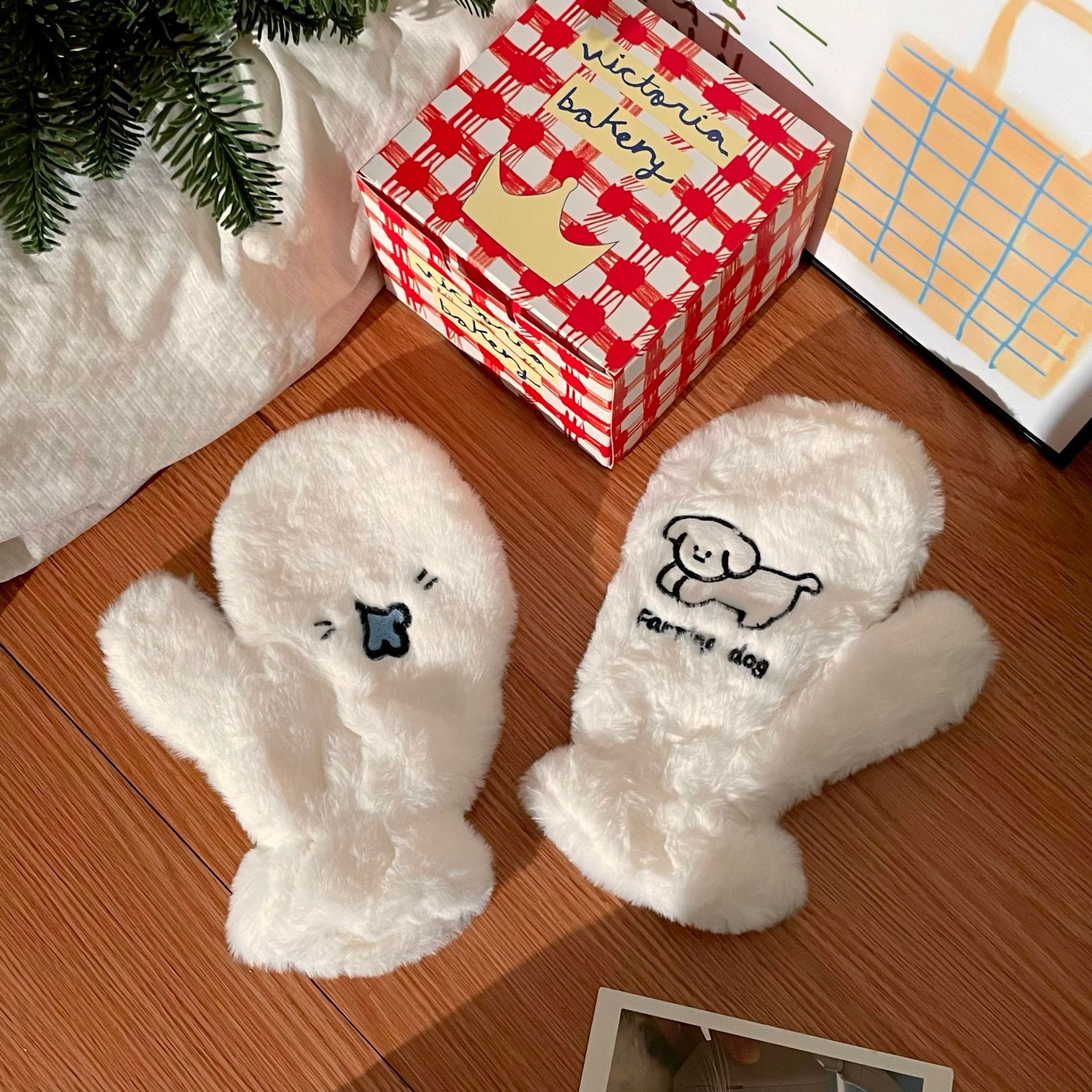 Wholesale of fart puppy plush gloves, ins warm thickened finger-attached halter-neck gloves, student couple gloves Application Scenario