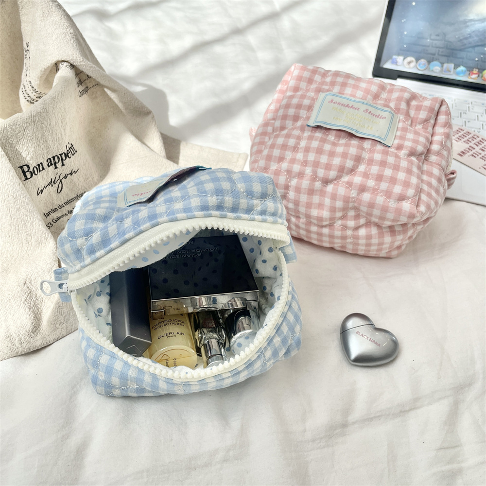 5411 Berry color checkered Sanitary Bag ins Large Capacity Student makeup Bag Sanitary Napkins Menstrual Bag Storage Bag Application Scenario