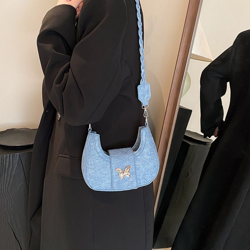 The 2024 new Korean-style Crescent Moon bag, a fashionable chain simple single-shoulder bag, and a niche and individualistic crossbody bag are selling well across cross-border markets Application Scenario