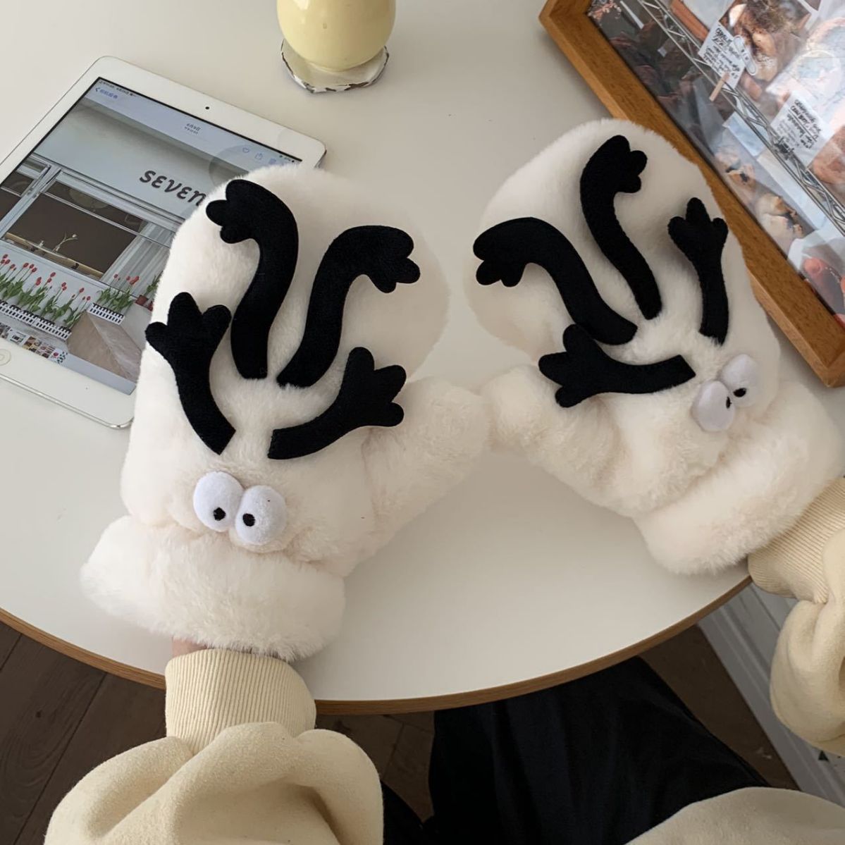 Creative and funny little coal ball plush gloves, ins style, girlish heart, warm cycling, thickened plush gloves that can be hung around the neck Specification drawing