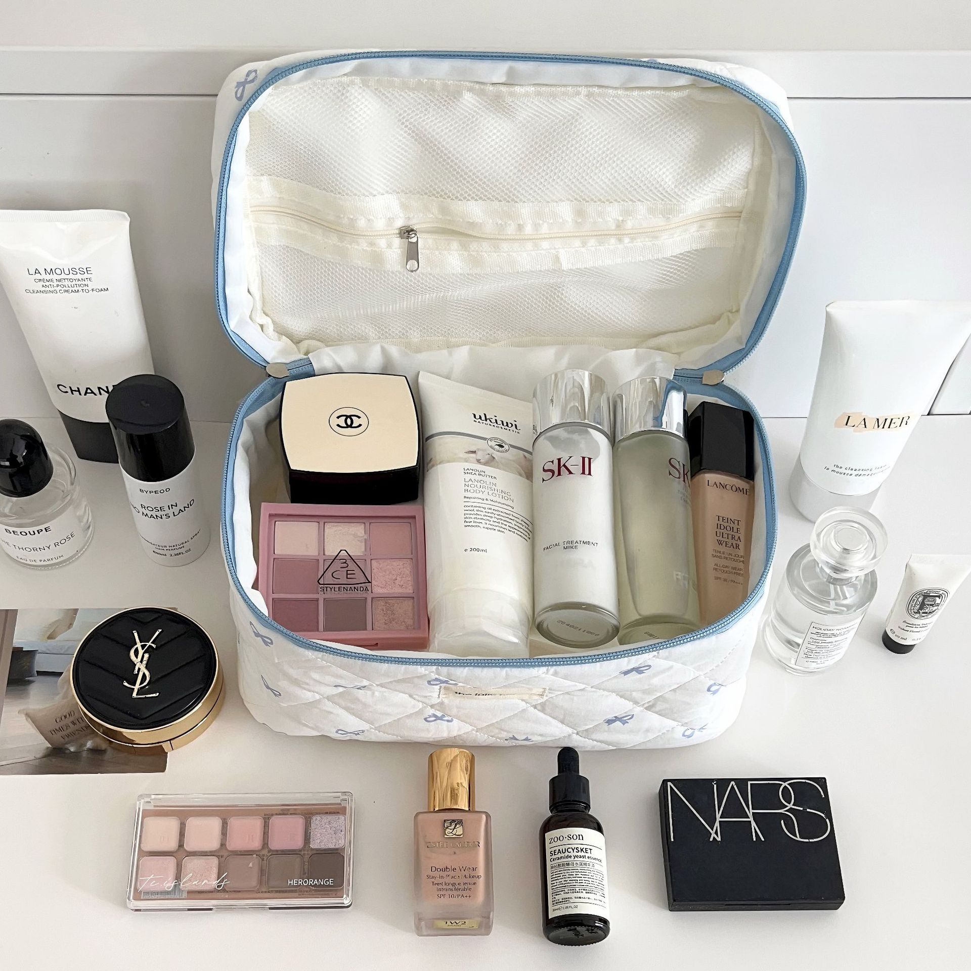 Original! A creamy blue bow makeup bag for women, a portable large-capacity storage bag for cosmetics and toiletries when traveling Application Scenario