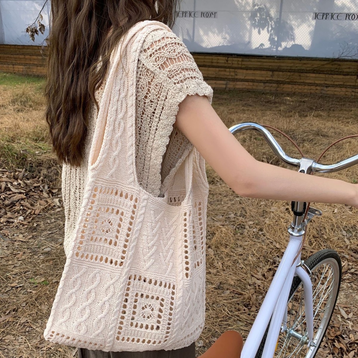 The new dopamine-colored knitted bag features a retro cut-out woven pattern and a niche design. It is a large-capacity single-shoulder bag for summer full figure