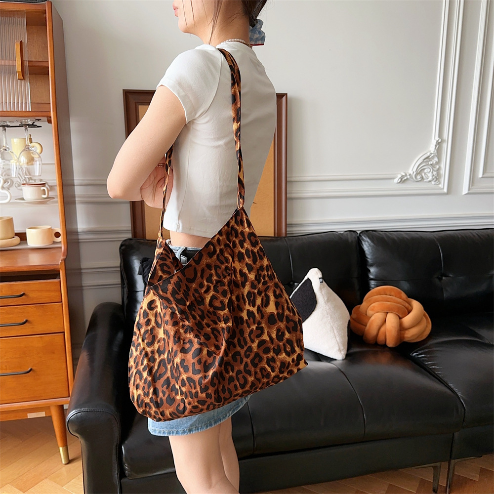 13165 Korean blogger's leopard print canvas bag, laid-back student class shoulder bag, crossbody armpit bag full figure