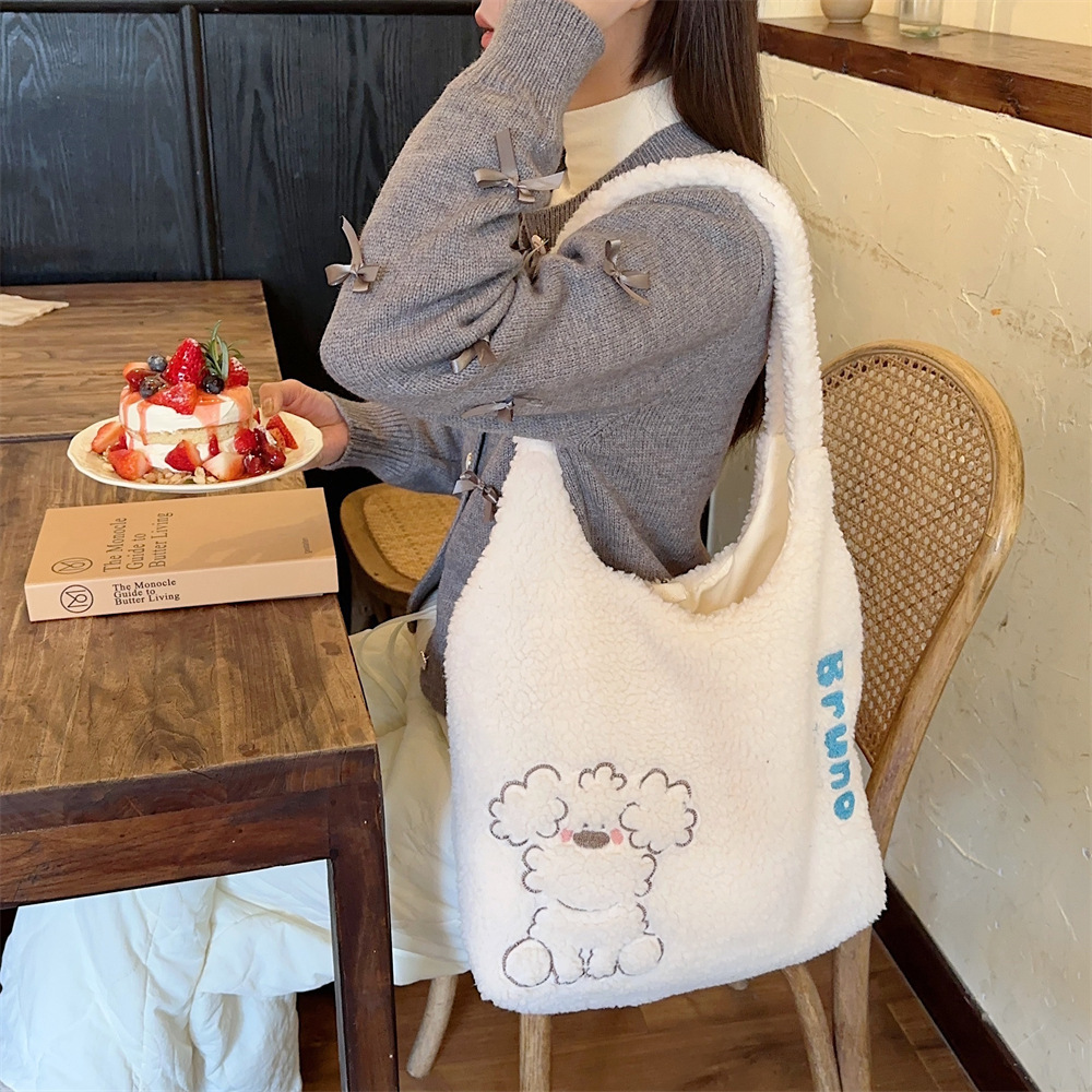 M4114 Autumn and Winter New Plush Bag, Women's cartoon embroidered vest bag, large-capacity fluffy student class bag Application Scenario