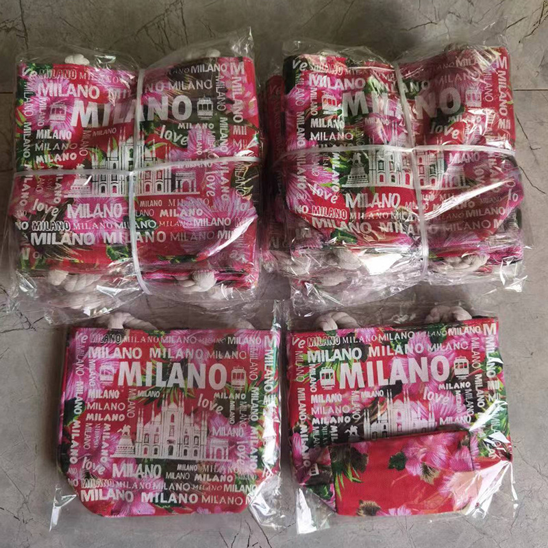 Cross-border foamed letter printed canvas bags, tourist souvenirs, Dubai bags, women's single-shoulder bags, handbag wholesale Application Scenario