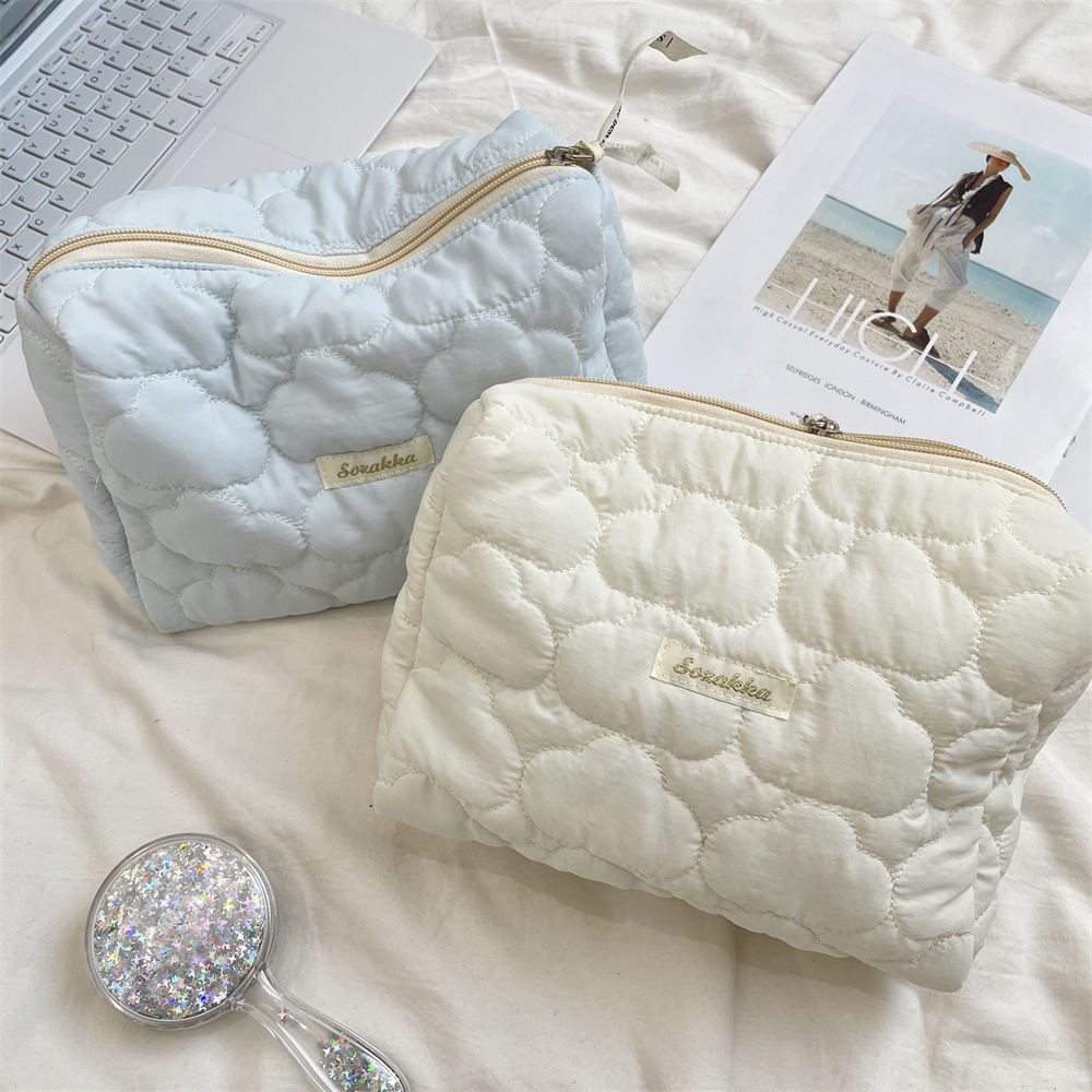 53272 Cloud Fresh Quilted hand-held makeup Bag, coin purse, large capacity inner liner, lipstick and cosmetics storage Application Scenario