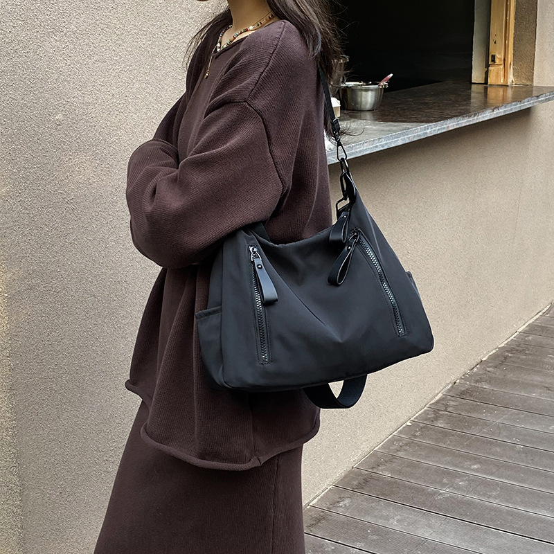 A large-capacity Oxford fabric bag from Japan and South Korea, a versatile and elegant retro crossbody bag, and a high-quality single-shoulder commuter tote bag full figure