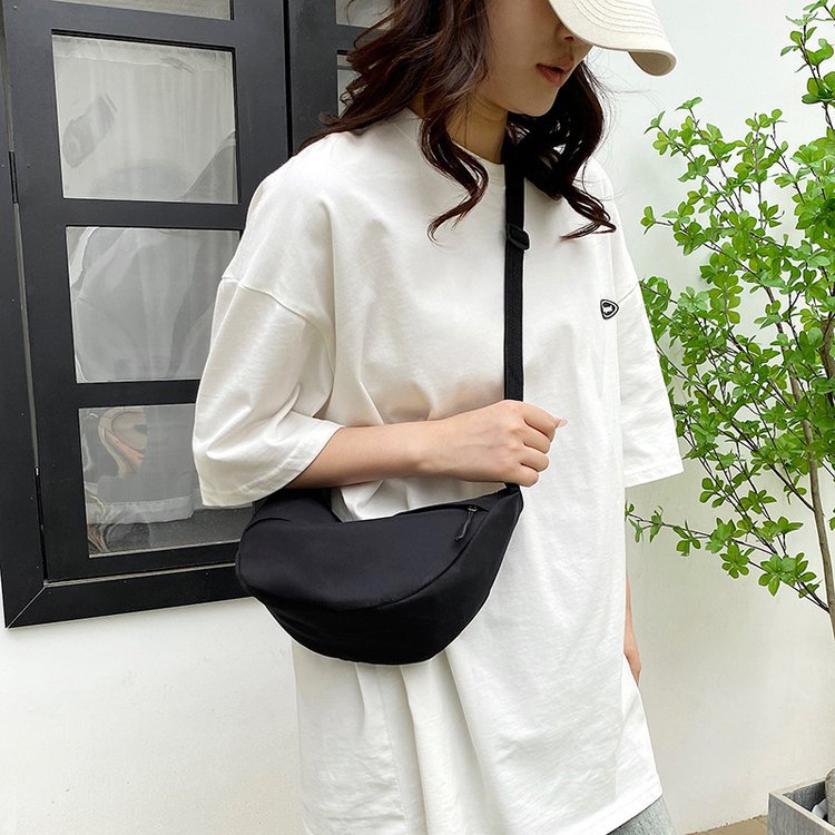 2023 Self-made zipper dumpling solid color Tote fashionable, casual, versatile and artistic single-shoulder crossbody canvas women's bag Application Scenario