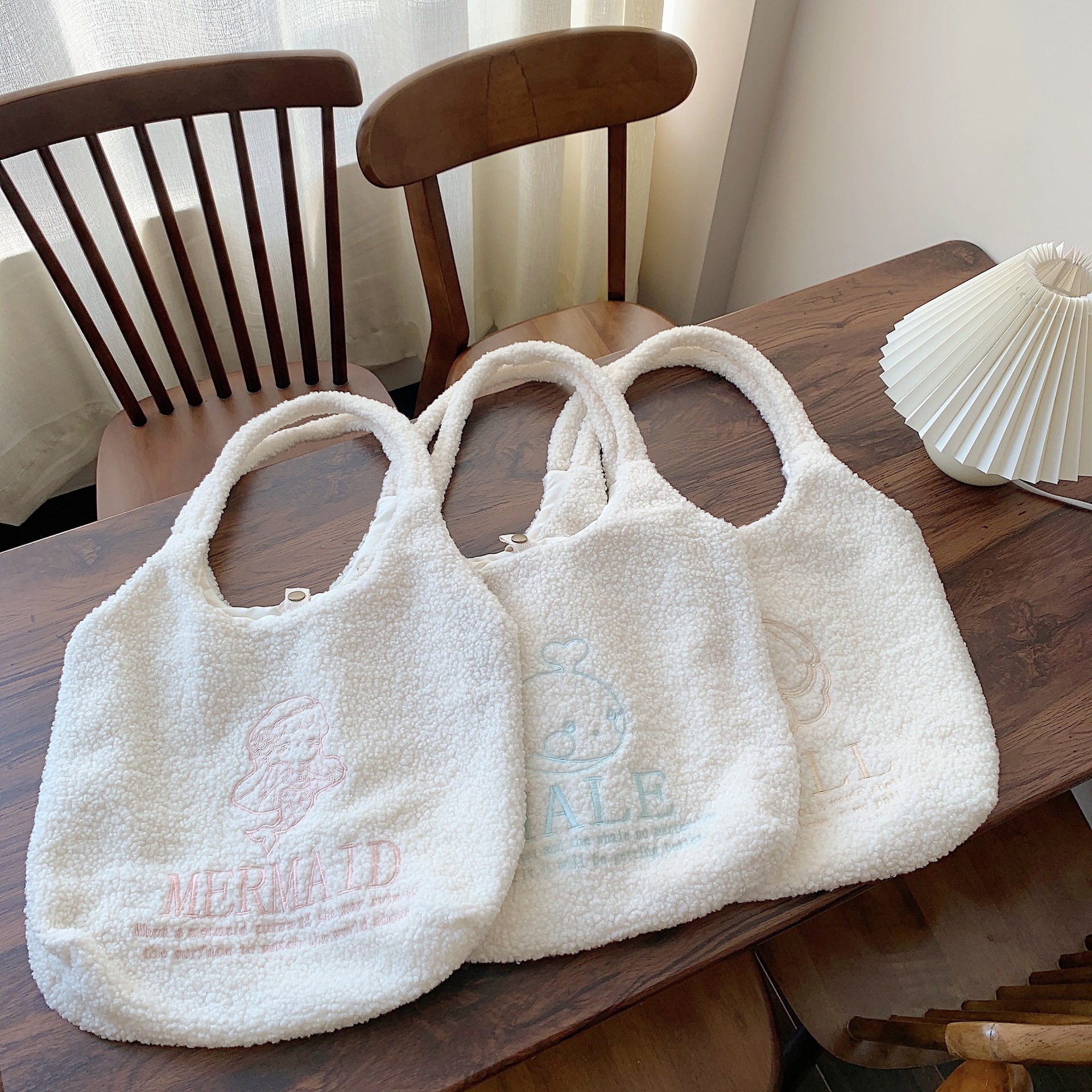 210121 Japanese-style crossbody cute girl's vest bag for autumn and winter, new sweet student-embroidered single-shoulder tote Application Scenario