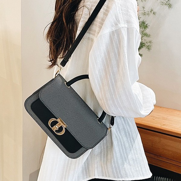 Single-shoulder crossbody small square women's bag with locking mechanism 2025 summer new style, fashionable texture, retro trend color contrast design Application Scenario
