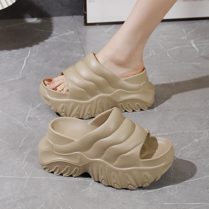 eva's new thick-soled high-heeled wedge slippers for summer can be worn outside with a sponge sole to increase height and make one look slimmer. Lazy one-word flip-flops for cooling 472 Application Scenario