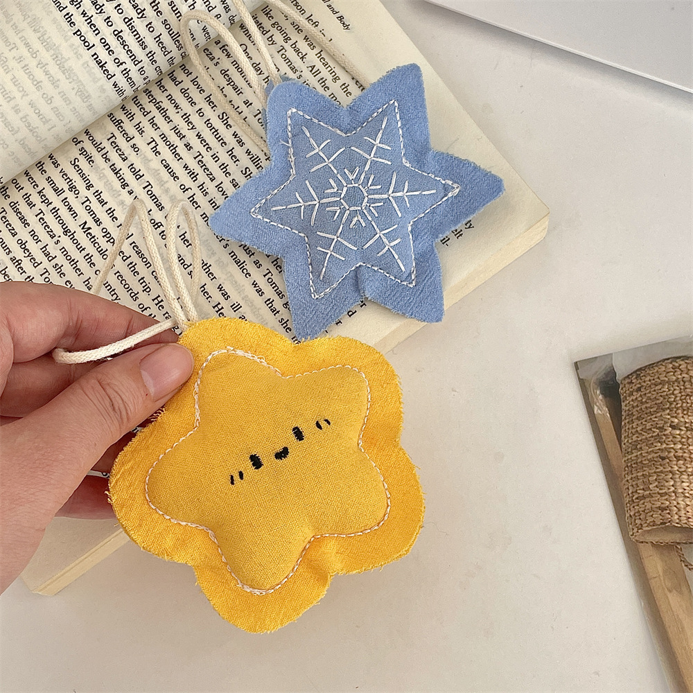 R5231 Cute Apple Doll Bag Pendant Accessory Key Chain Canvas Bag Pendant Phone Case Decorative Pendant Application Scenario