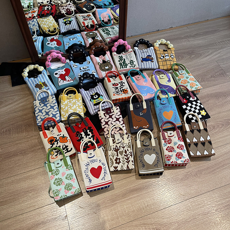 The Korean-style fortune handbag is a fashionable and simple knitted single-shoulder crossbody phone bag for portable storage when going out details Picture
