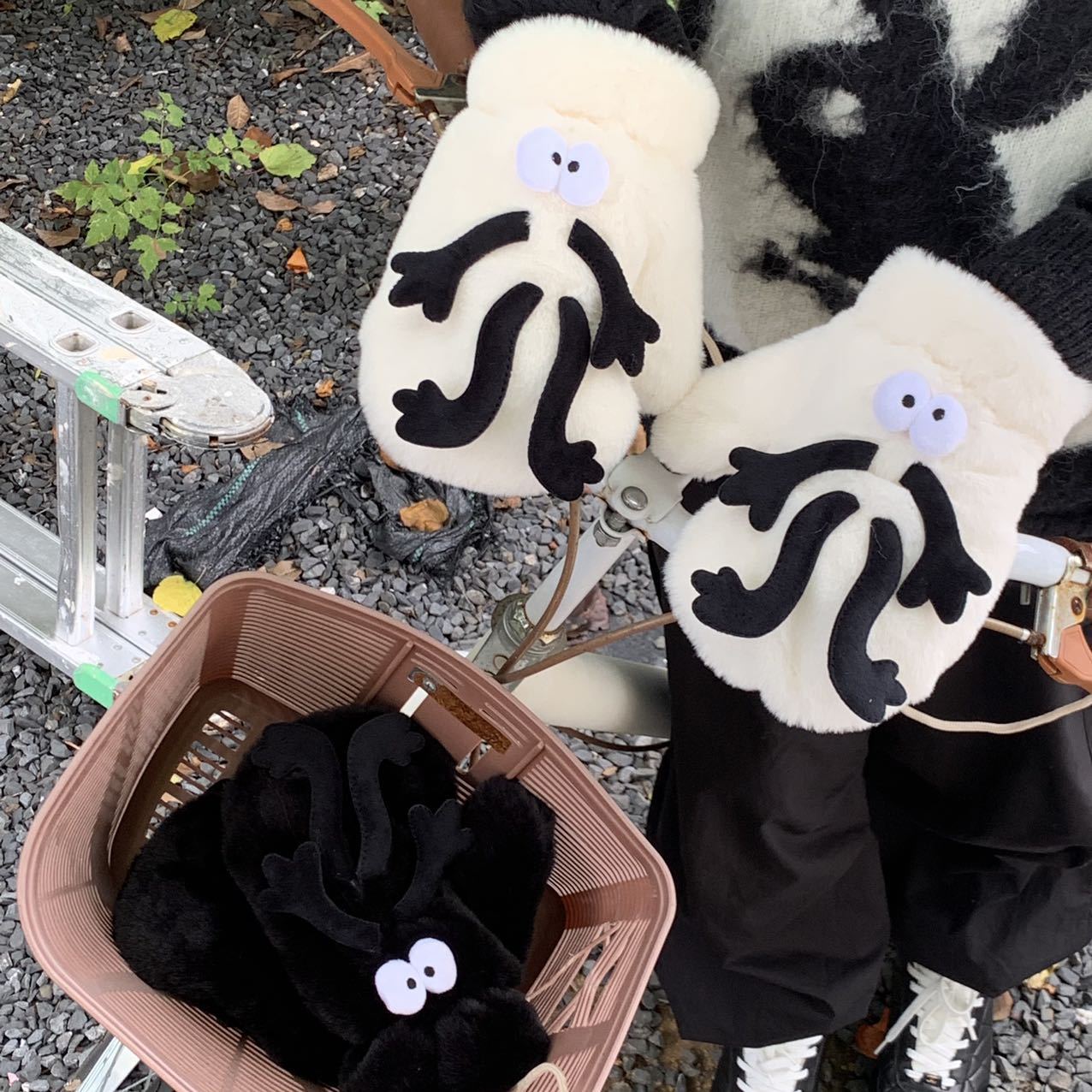 Creative and funny little coal ball plush gloves, ins style, girlish heart, warm cycling, thickened plush gloves that can be hung around the neck Item Picture