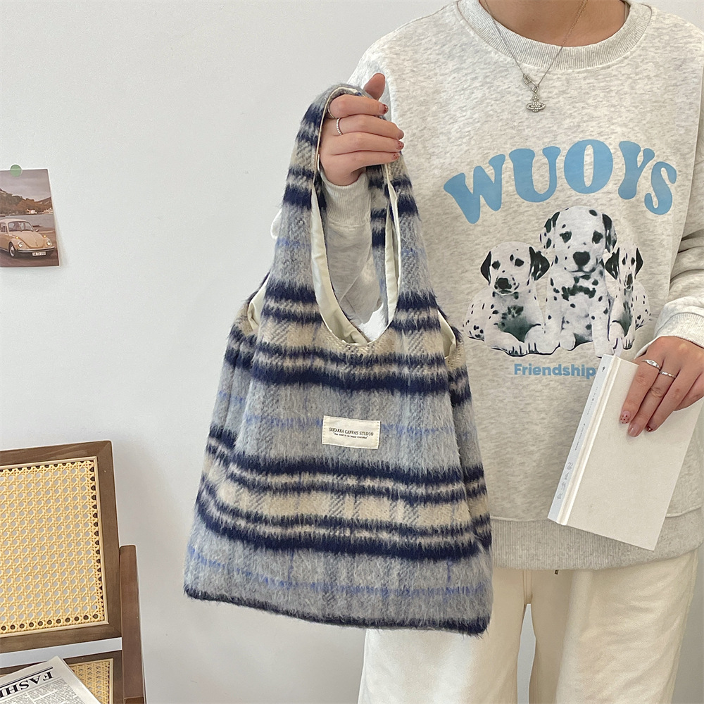 410262 Casual large-capacity bag, woolen checkered children's commuting single-shoulder bag, autumn and winter student vest bag Application Scenario