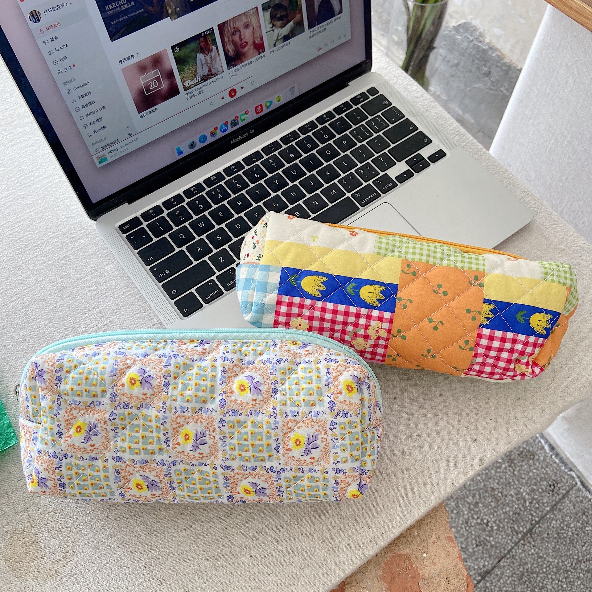 26275 ins simple and girlish pen case, fresh floral stationery, large-capacity cosmetics and makeup bag storage Specification drawing