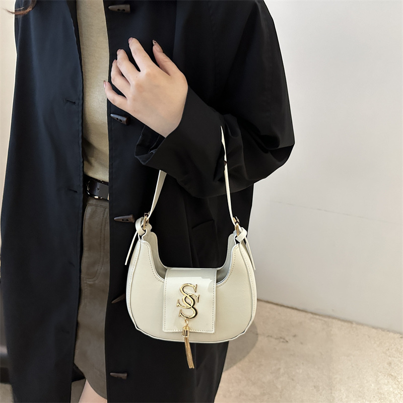 Large-capacity retro style crescent moon bag, new autumn and winter fashion fringed single-shoulder bag, light luxury and versatile underarm bag wholesale Specification drawing