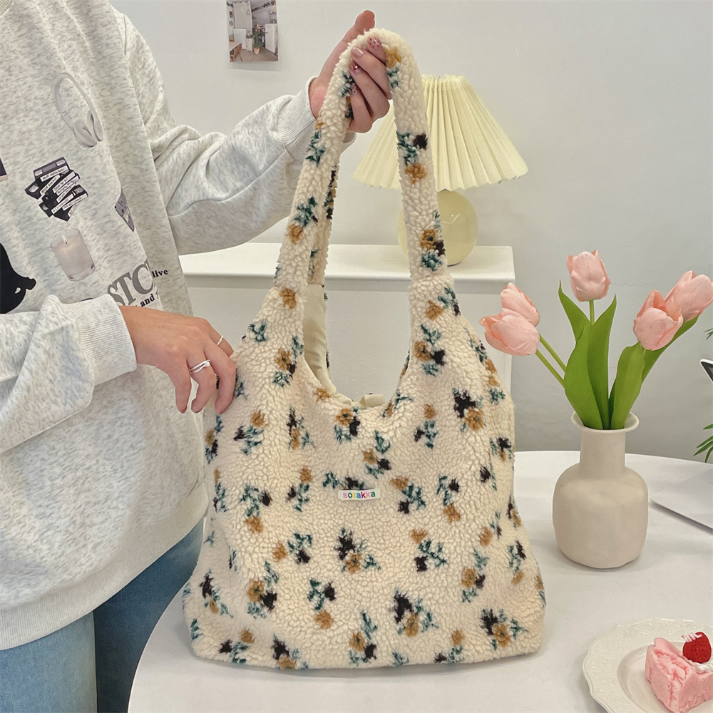 41011 Cute Plush Bag for Women 2024 New style Plush flower commuting autumn and winter Versatile large-capacity single-shoulder bag Application Scenario
