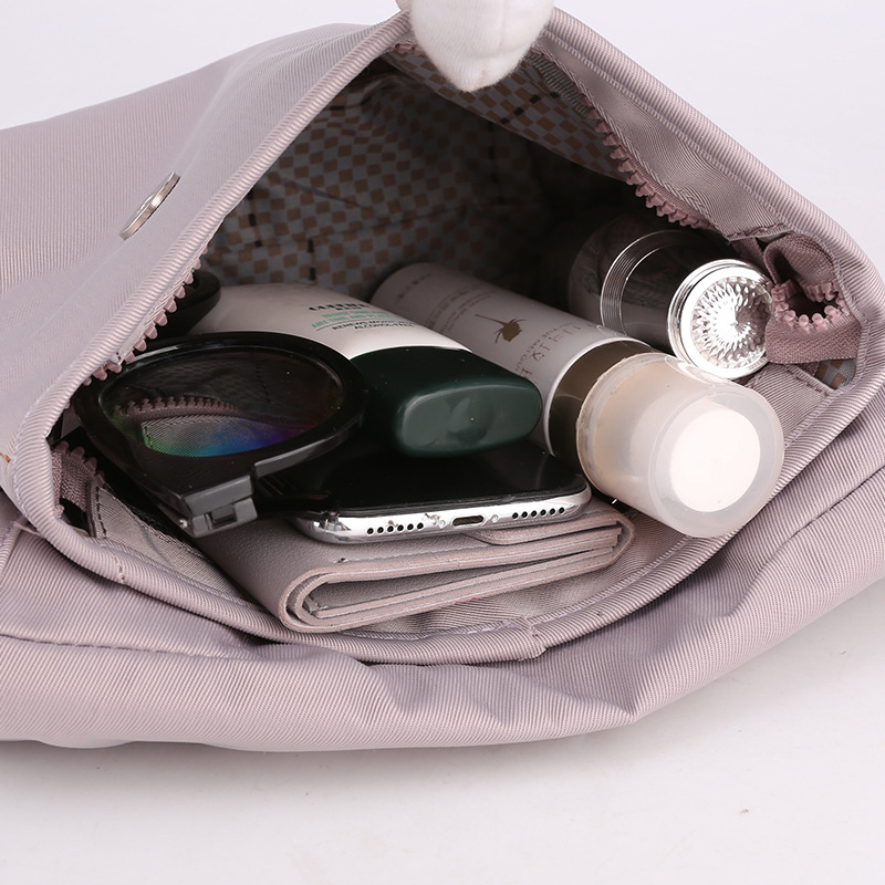 Crossbody bag for women, fashionable, casual and versatile. Single-shoulder bag, simple, light and cool. Large-capacity waterproof commuter bag for women Application Scenario