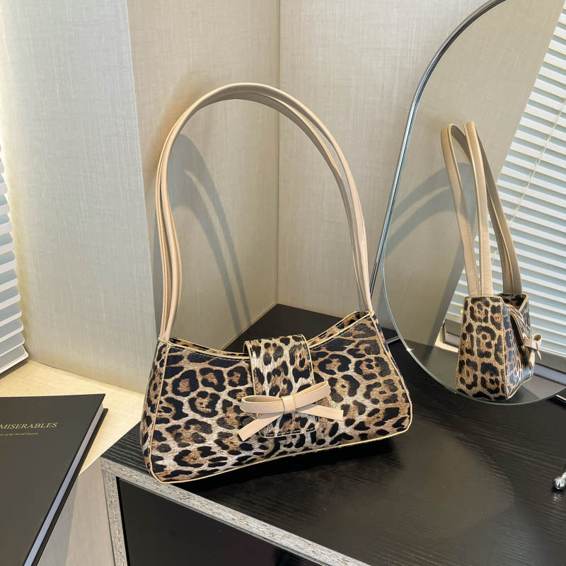 Retro leopard print single-shoulder bag 2025 new Korean style light luxury personality crescent bag Niche design hand-held underarm bag for women Specification drawing