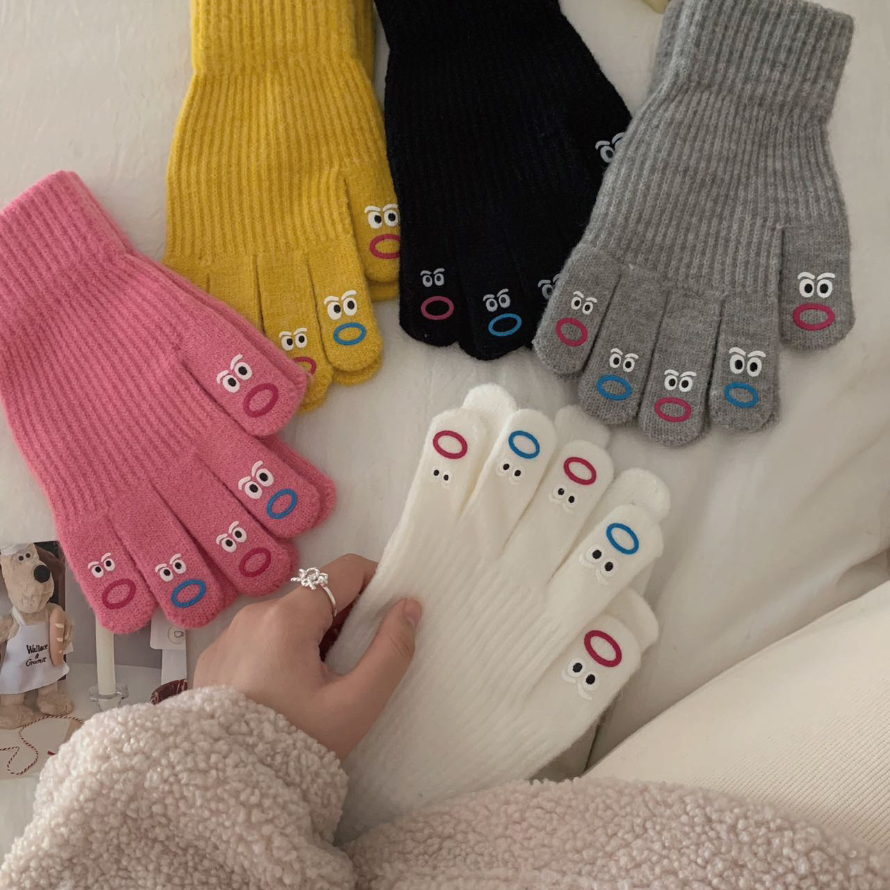 Creative Mouth Monster five-fingered gloves, Korean version cute winter woolen thickened warm knitted gloves, cycling touch screen Specification drawing