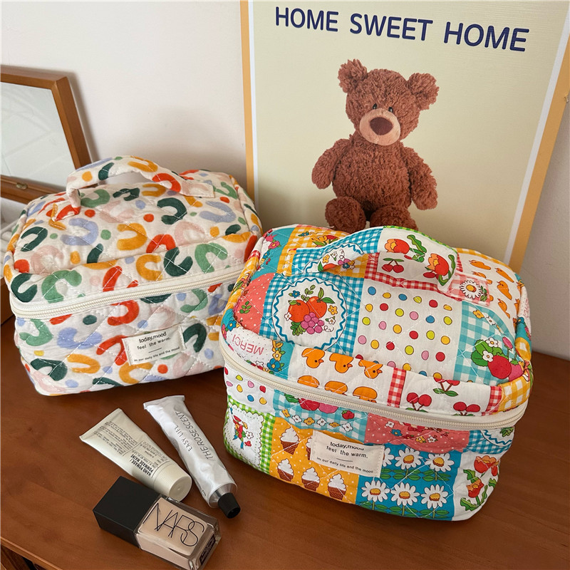 Cute colorful UU makeup bag for women, portable large-capacity 2023 new high-end skincare and toiletry bag storage bag full figure