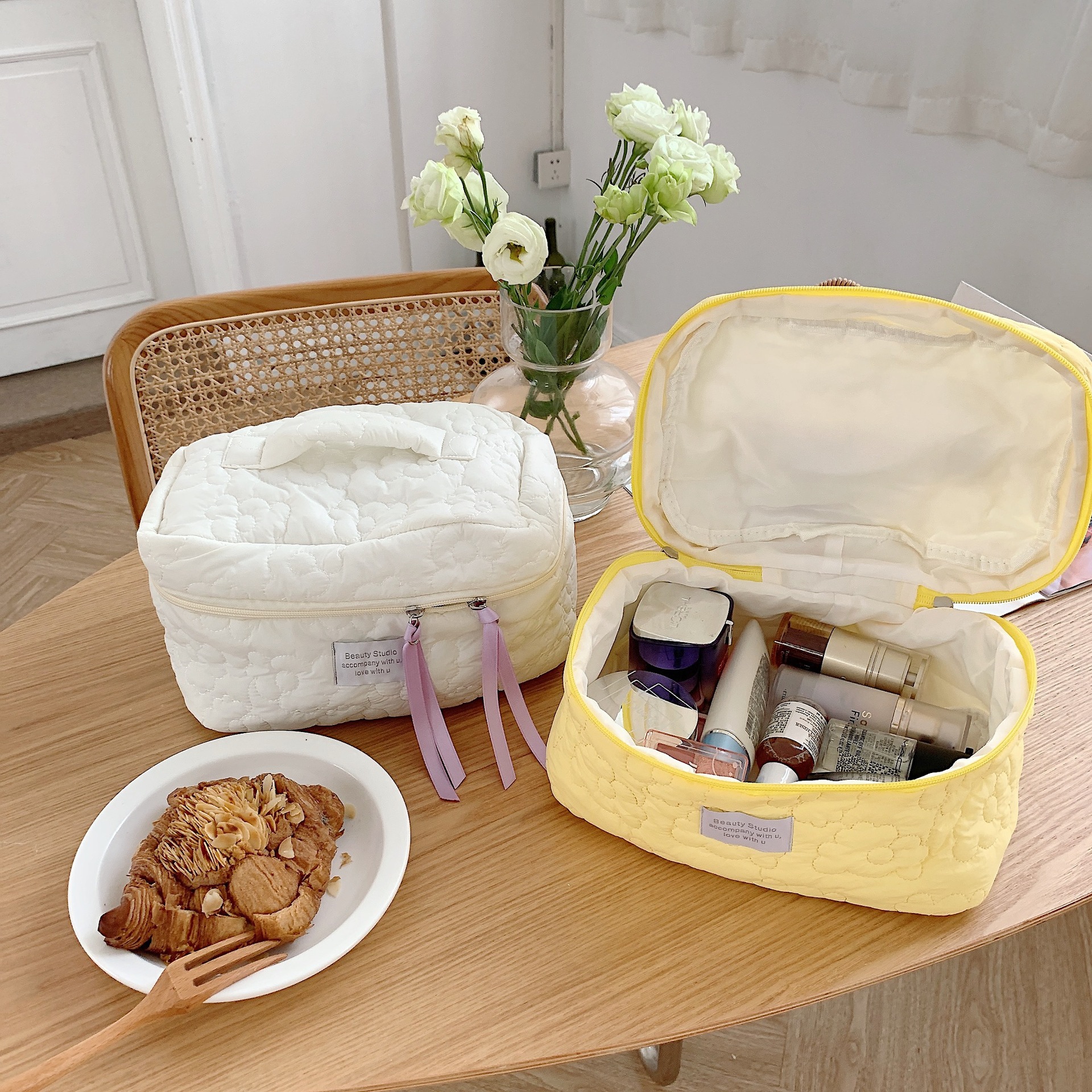 The 2631 Japanese-style fresh color-blocking flower hand-held makeup bag has a large capacity and can be carried hand in hand with a storage bag and a student pen case Application Scenario
